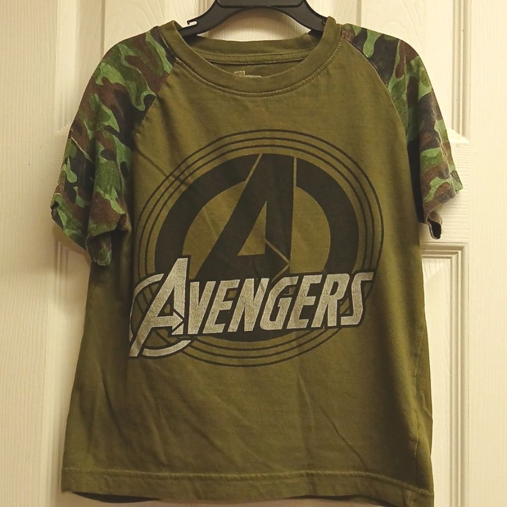 🩷AVENGERS MARVEL Boys Size 5/6 Tshirt Green W/Camo Sleeves